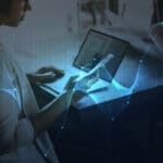 femme qui travail sur son ordinateur portable