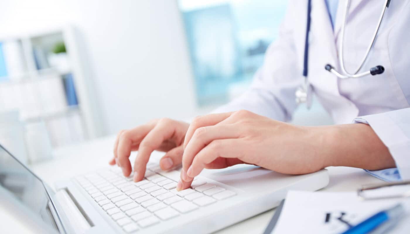 médecin sur un ordinateur