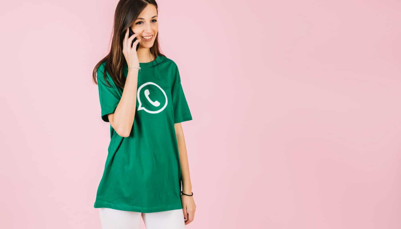 Femme au tel t-shirt WhatsApp