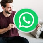 Homme tenant logo WhatsApp