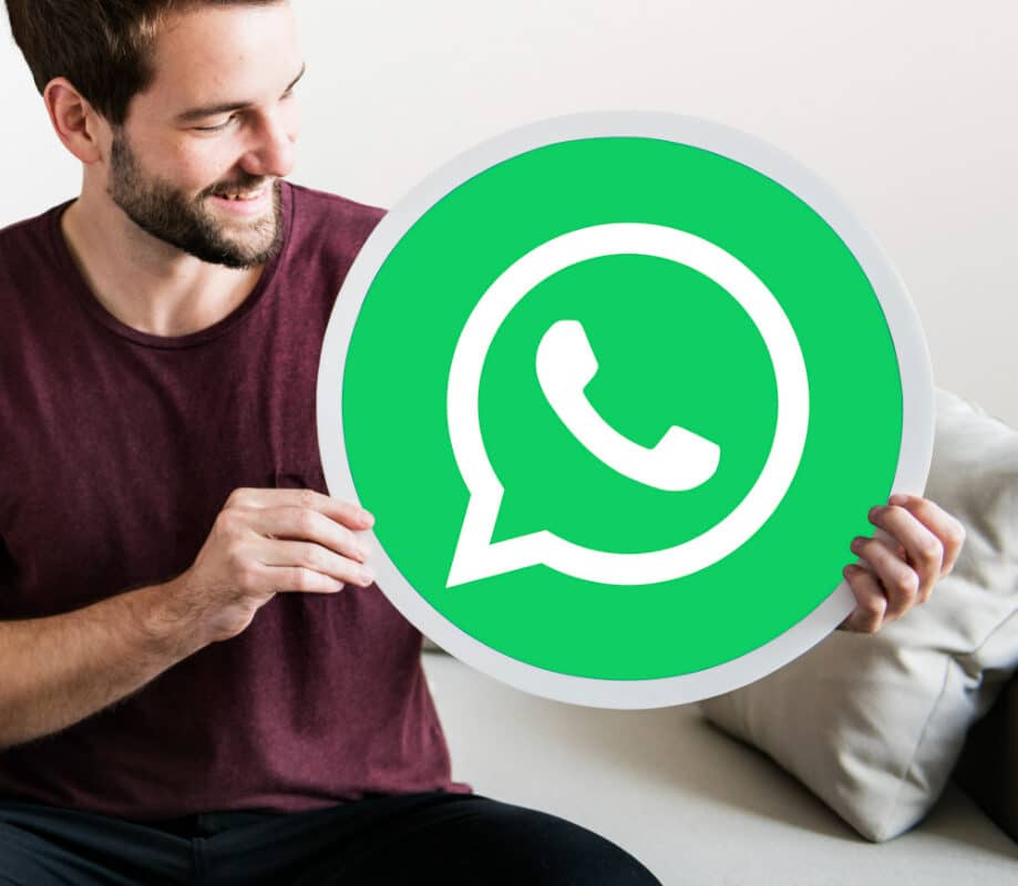 Homme tenant logo WhatsApp